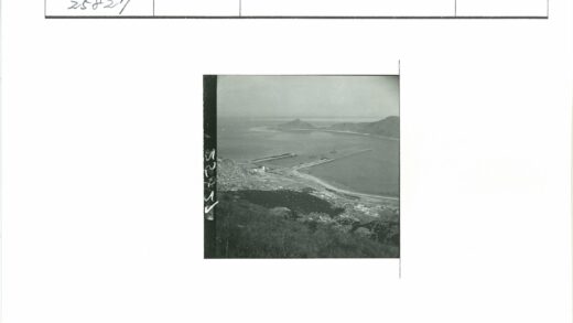 沿海港口山区水道风光.jpg