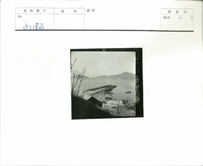 沿海码头停船群山背景.jpg
