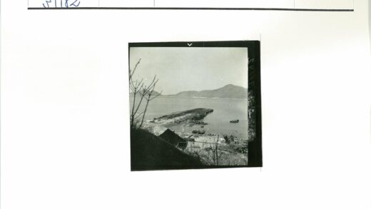 沿海码头停船群山背景.jpg
