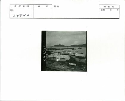 沿海码头金属屋顶老建筑.jpg