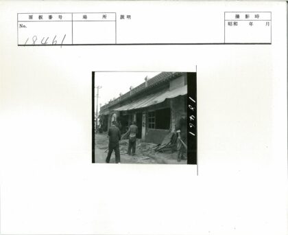 沿街重建建筑与电线杆街景.jpg