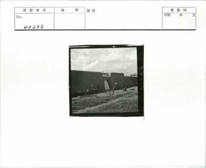 泥墙拱门与木制工具场景.jpg