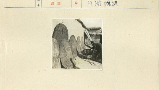 泥墙茅屋旁拎篮人.jpg