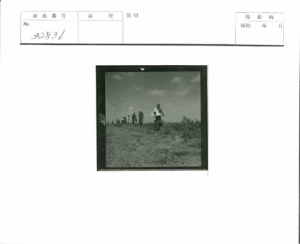 泥泞小路上骑行自行车队.jpg
