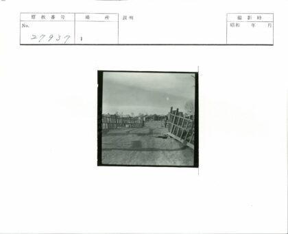泥泞小路与孤独行人.jpg