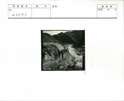 泥泞小路与河流山丘风景.jpg