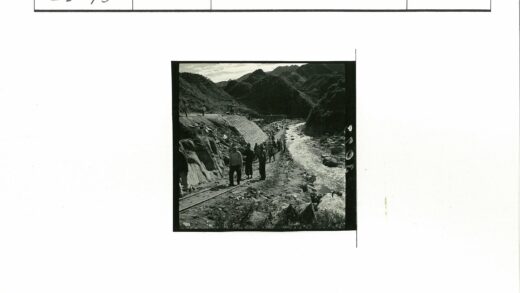 泥泞小路与河流山丘风景.jpg