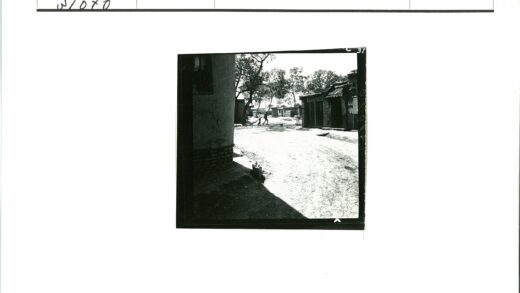 泥泞小路与瓦顶老屋街景.jpg