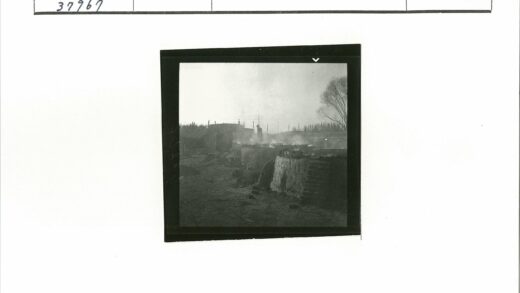 泥泞小路与窑炉烟影.jpg