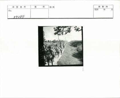 泥泞小路举旗队伍田野行.jpg