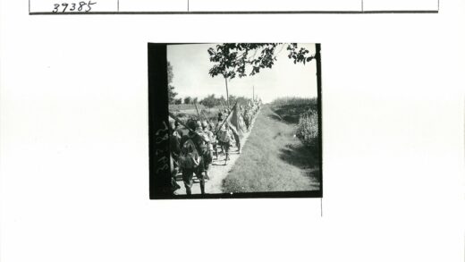 泥泞小路举旗队伍田野行.jpg