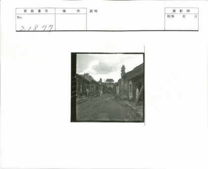泥泞小路尽头的拱门街景.jpg