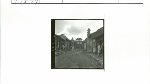 泥泞小路尽头的拱门街景.jpg