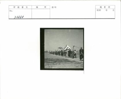 泥泞小路游行田野风光.jpg