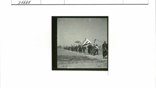 泥泞小路游行田野风光.jpg