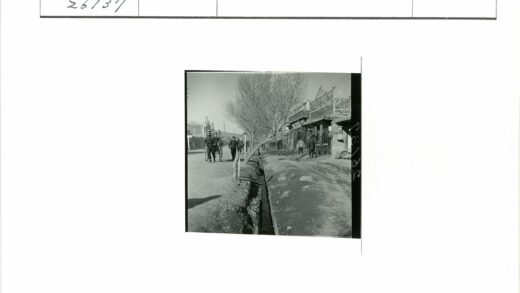 泥泞小路繁忙街景人力车.jpg