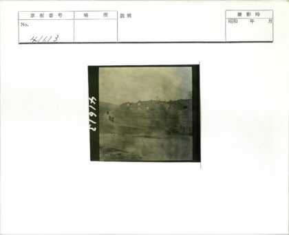 泥泞小路骑马前往丘陵村落.jpg