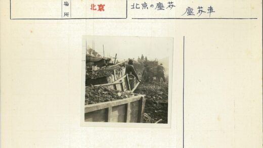 泥泞工地工人手推车作业.jpg
