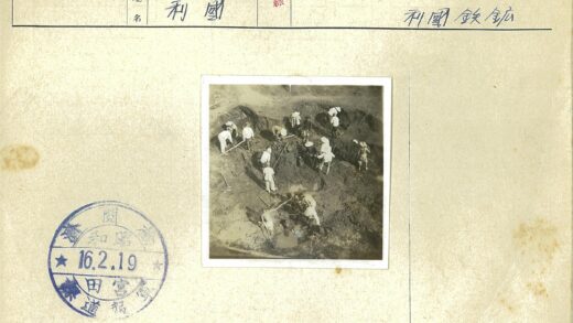 泥泞挖掘现场工人施工实景.jpg