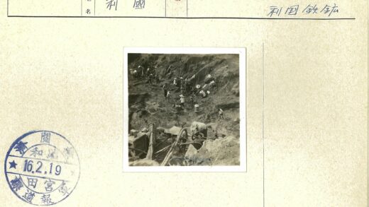 泥泞挖掘现场工作场景.jpg