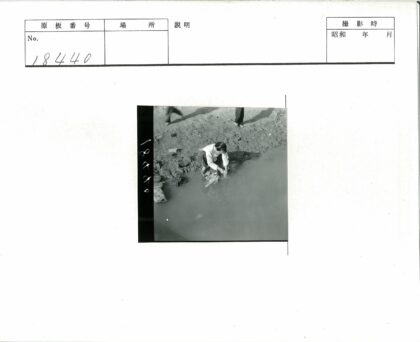 泥泞水边洗衣与土路行人.jpg