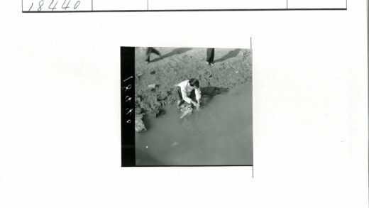 泥泞水边洗衣与土路行人.jpg