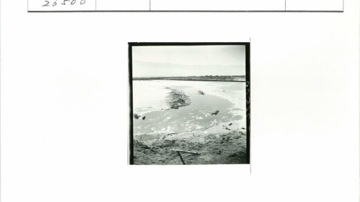 泥泞浅水映远山.jpg