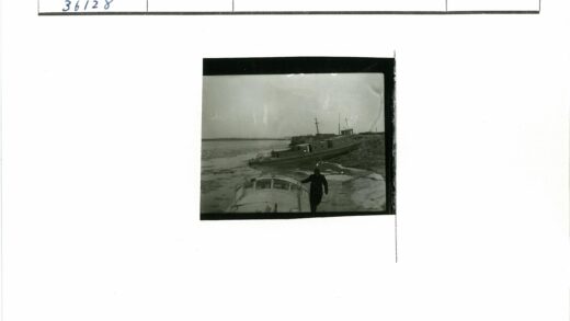 泥泞海岸船只与远方陆地.jpg