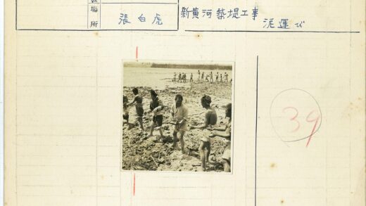 泥泞田地集体劳作场景.jpg