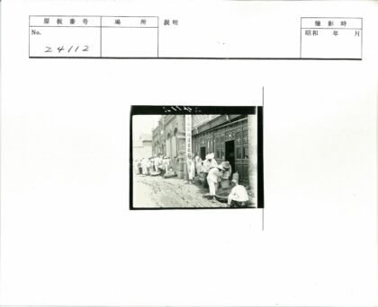 泥泞街道上的忙碌人群.jpg
