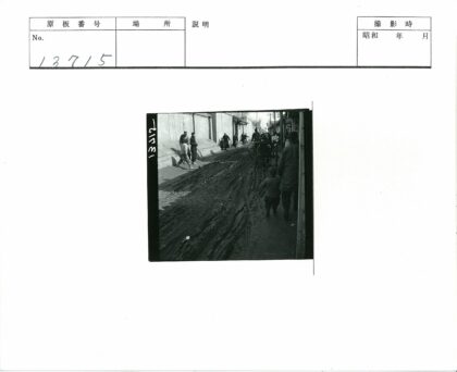 泥泞街道上的繁忙市井生活.jpg