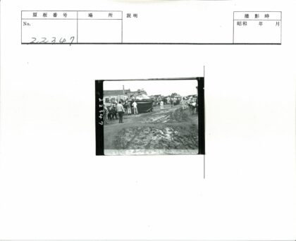 泥泞街道上的马车人群.jpg