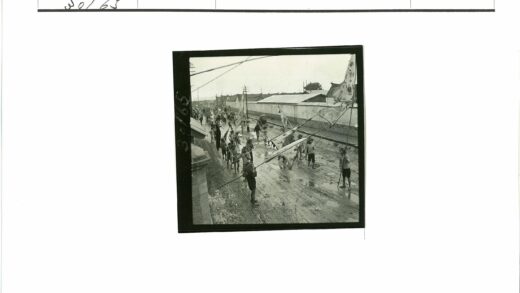 泥泞街道游行历史纪实.jpg