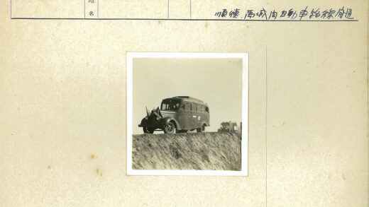 泥泞路上的老式公共汽车.jpg