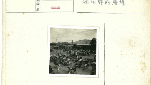泥泞道路上的繁忙人力车.jpg