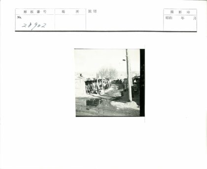 泥泞道路旁的小商店.jpg