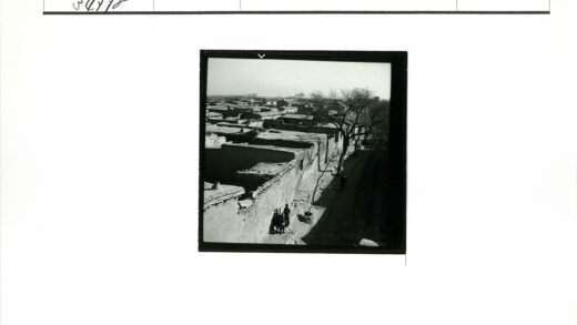 泥砖房村庄街景俯瞰.jpg