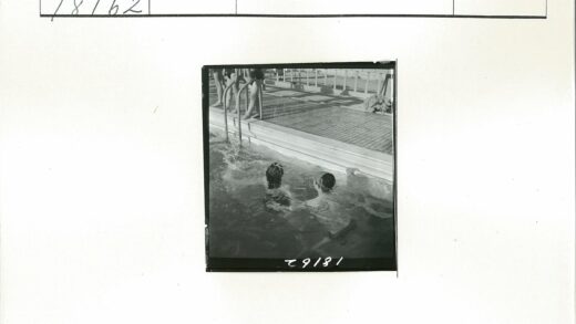 泳池游泳与扶栏观景.jpg