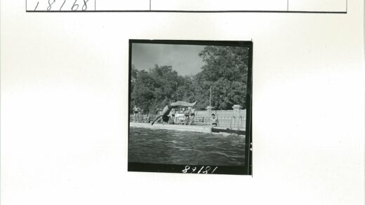 泳池跳水围观场景.jpg