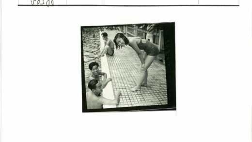 泳池边三人欢乐互动.jpg