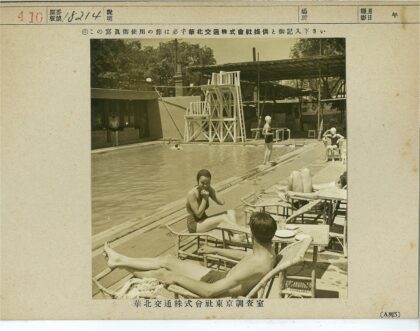 泳池边休闲时光与跳台风景.jpg