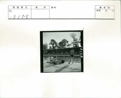 泳池边夏日休闲时光.jpg