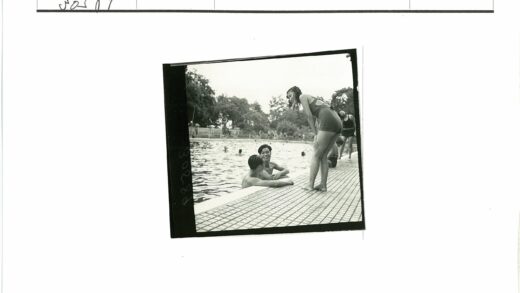 泳池边夏日聚会树荫下.jpg
