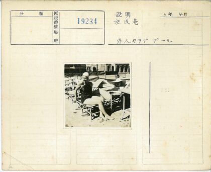 泳池边女子休息夏日时光.jpg