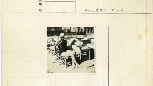 泳池边女子休息夏日时光.jpg