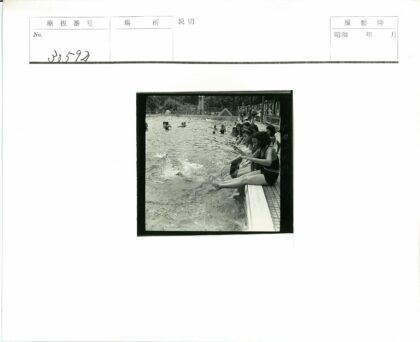 泳池边嬉水夏日时光.jpg