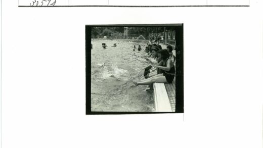 泳池边嬉水夏日时光.jpg