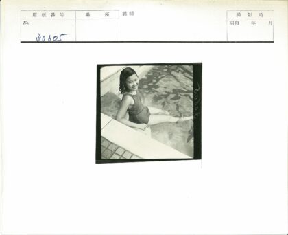 泳池边微笑享受阳光.jpg