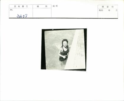 泳池边微笑泳装人.jpg