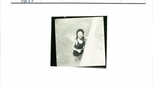 泳池边微笑泳装人.jpg